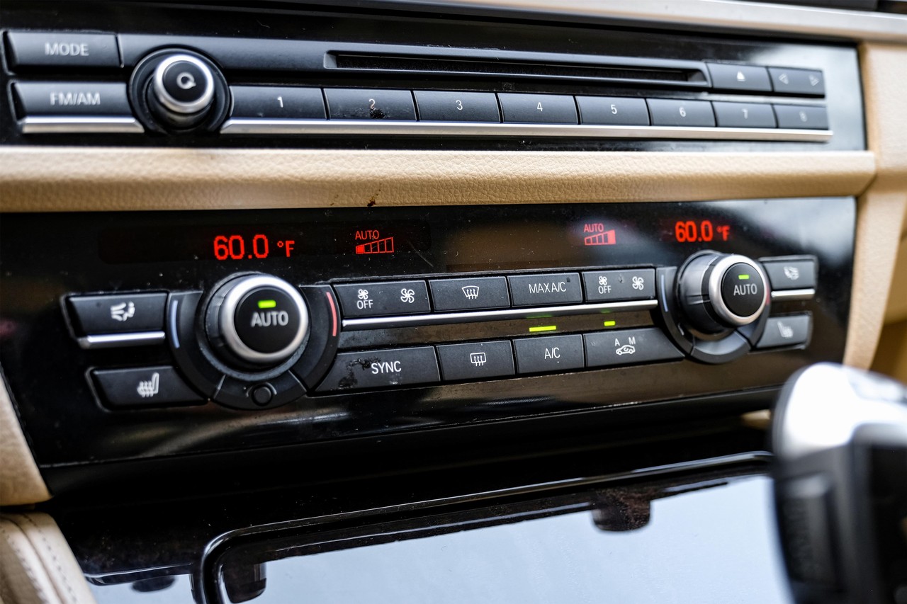 BMW 5 Series Vehicle Main Gallery Image 26