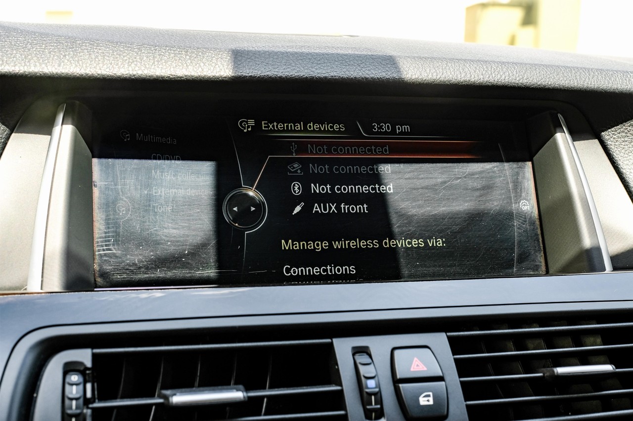 BMW 5 Series Vehicle Main Gallery Image 28