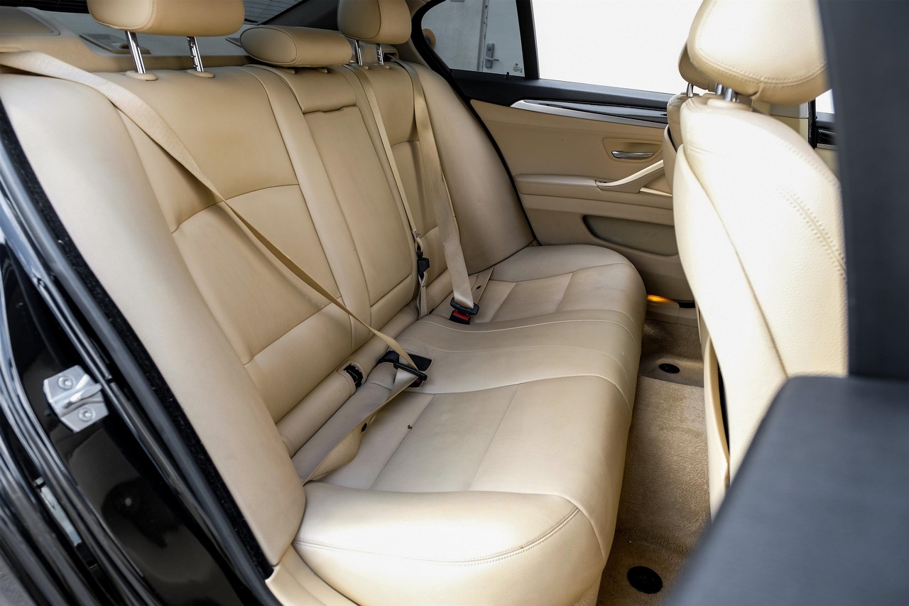BMW 5 Series Vehicle Main Gallery Image 32