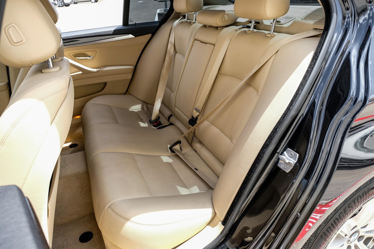 BMW 5 Series Vehicle Main Gallery Image 35