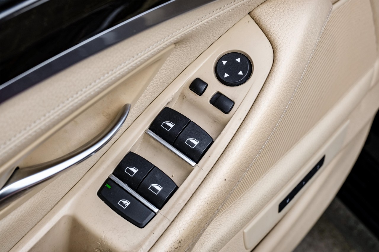 BMW 5 Series Vehicle Main Gallery Image 38