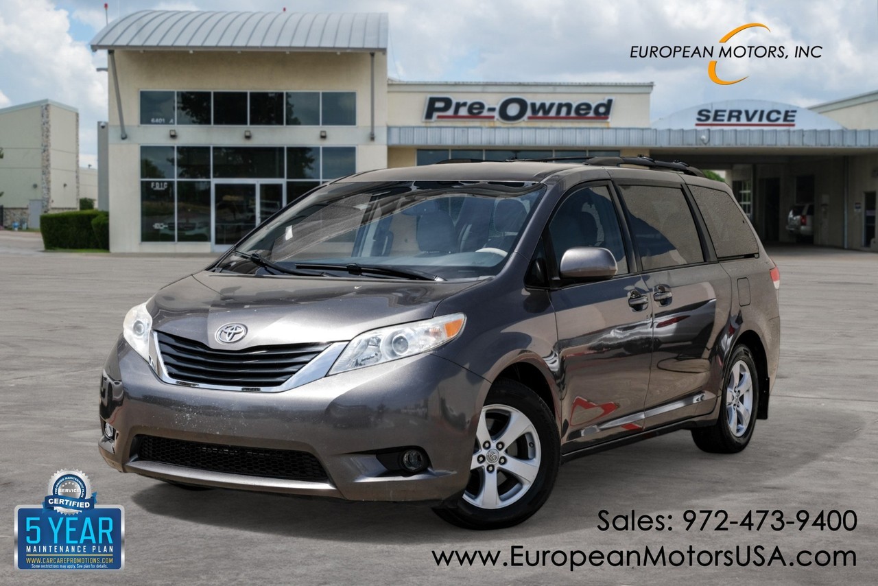 Toyota Sienna Vehicle Main Gallery Image 01