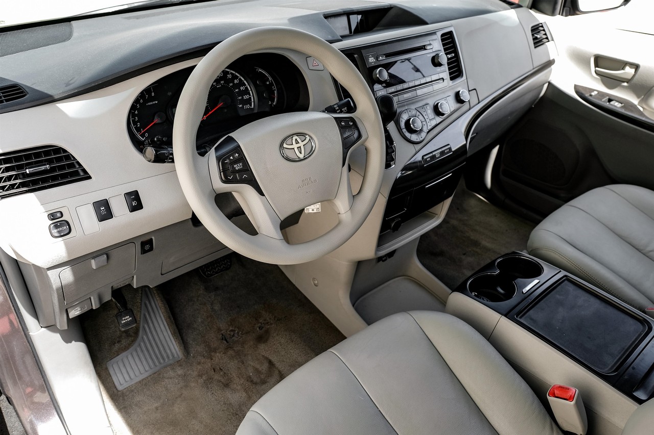Toyota Sienna Vehicle Main Gallery Image 03