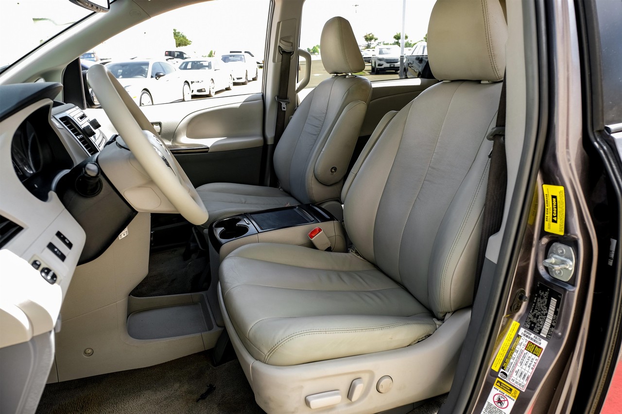 Toyota Sienna Vehicle Main Gallery Image 04