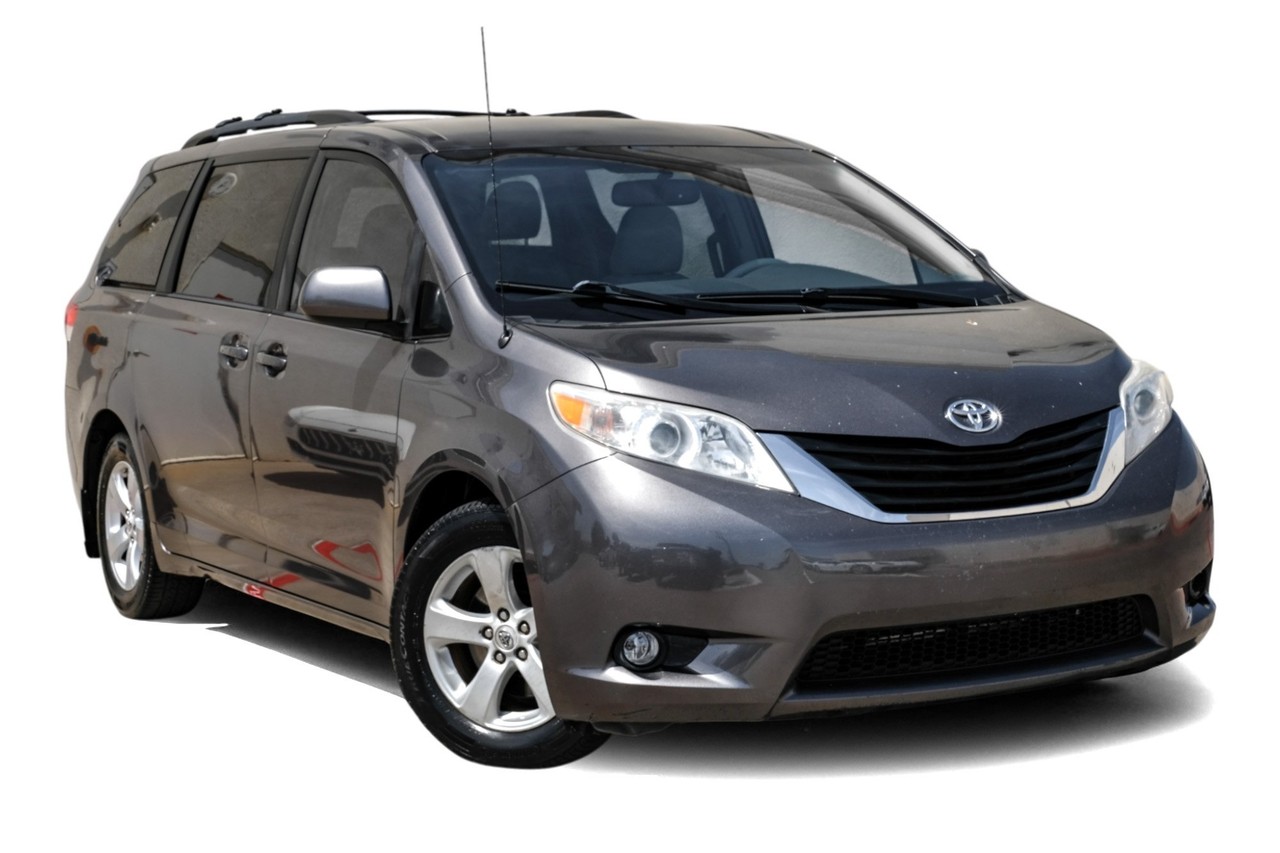 Toyota Sienna Vehicle Main Gallery Image 06