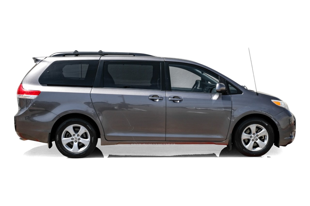 Toyota Sienna Vehicle Main Gallery Image 07