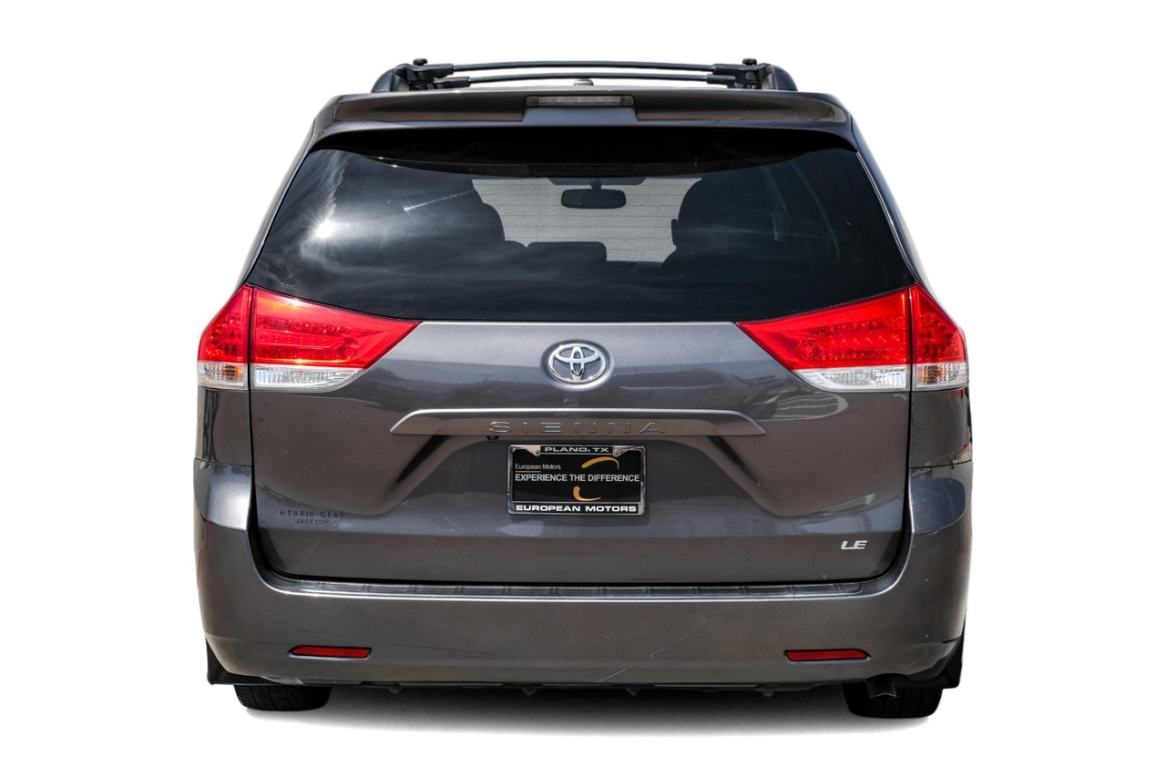 Toyota Sienna Vehicle Main Gallery Image 09