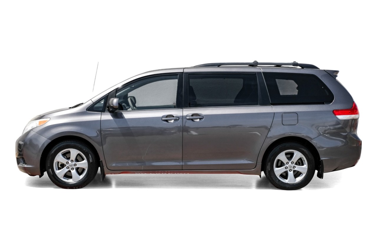 Toyota Sienna Vehicle Main Gallery Image 11