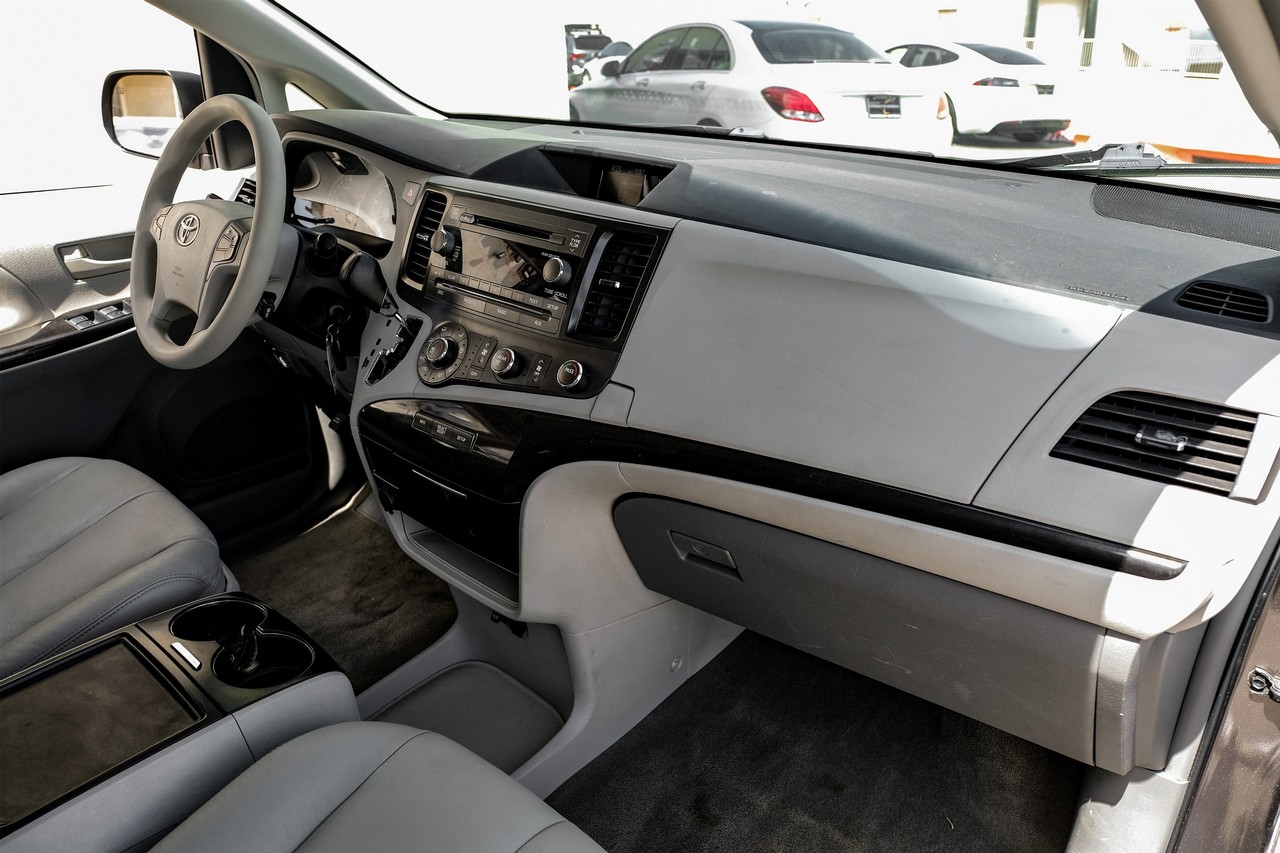 Toyota Sienna Vehicle Main Gallery Image 12