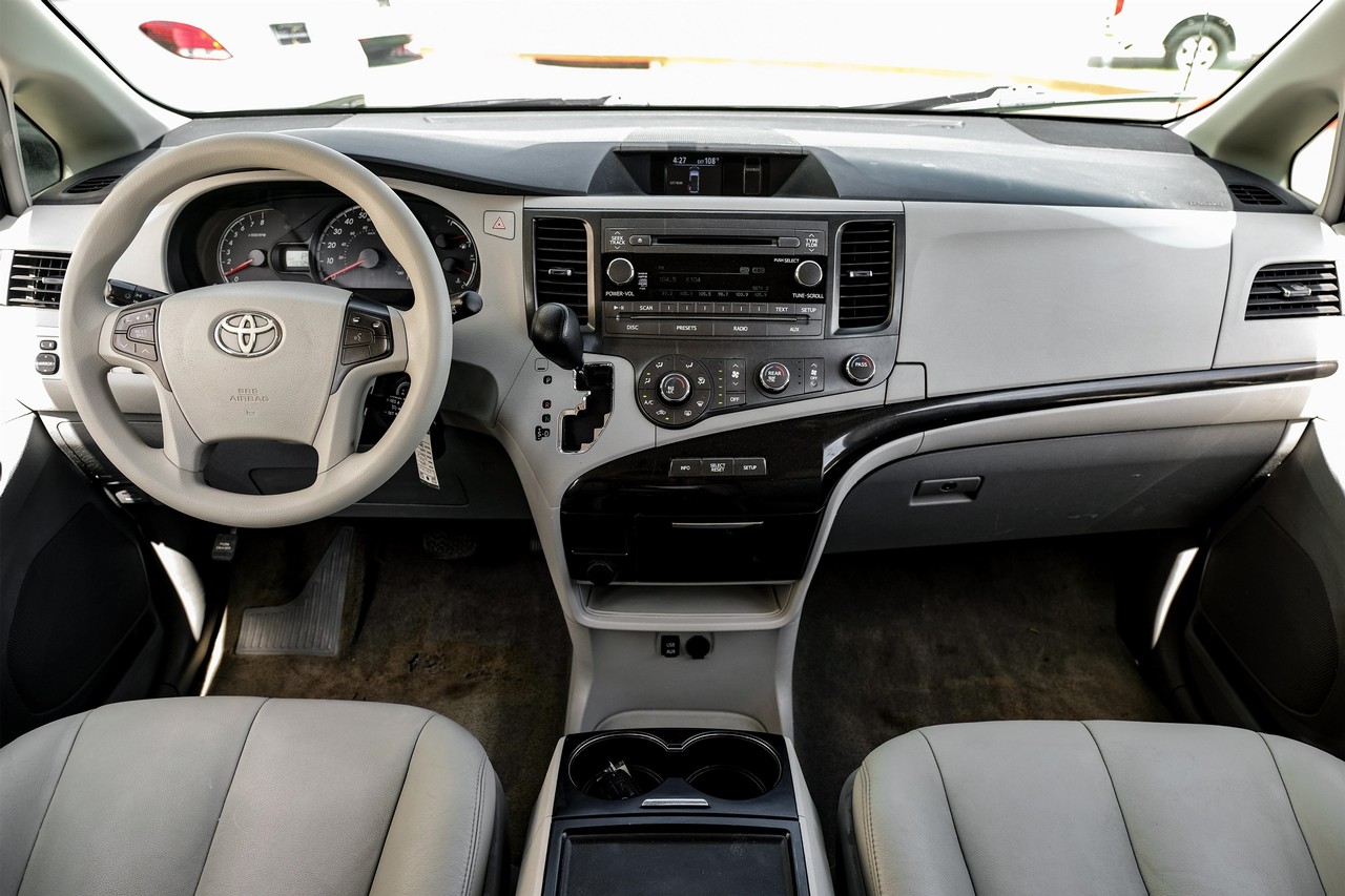 Toyota Sienna Vehicle Main Gallery Image 14