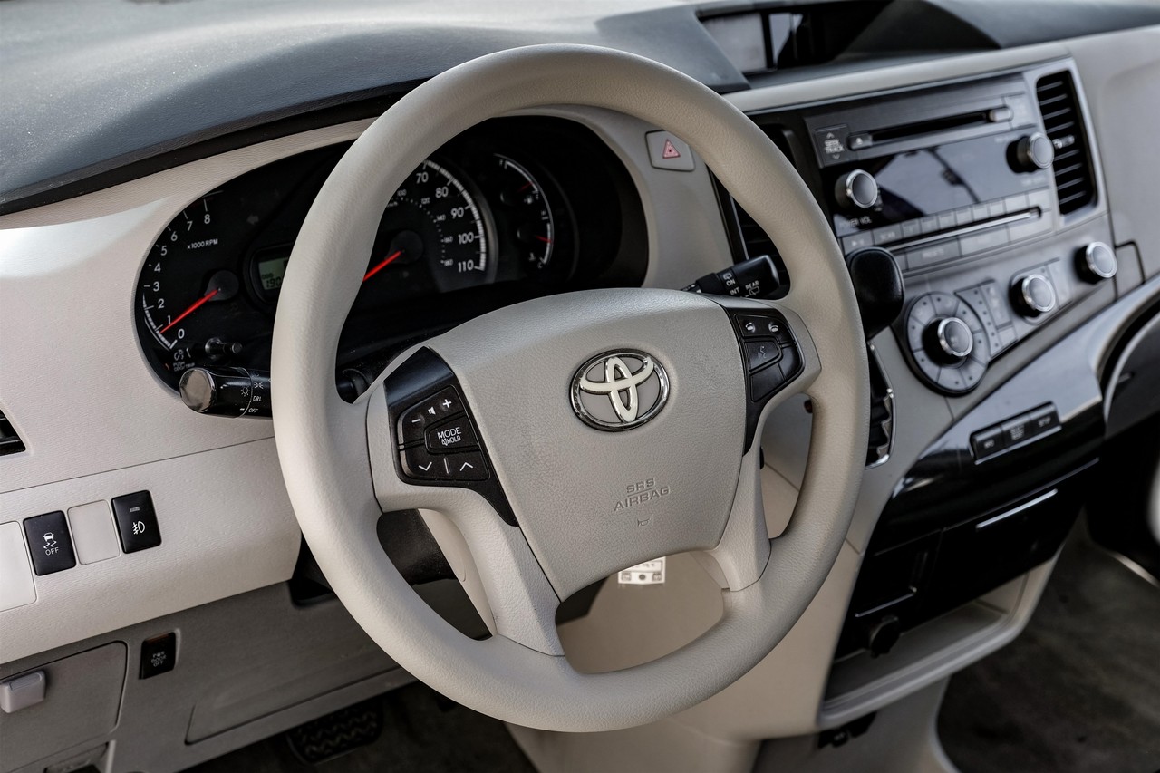 Toyota Sienna Vehicle Main Gallery Image 15