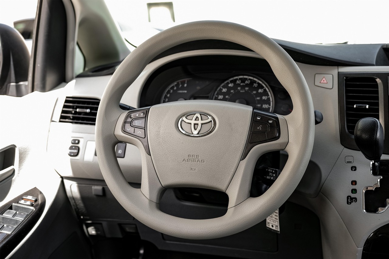 Toyota Sienna Vehicle Main Gallery Image 16