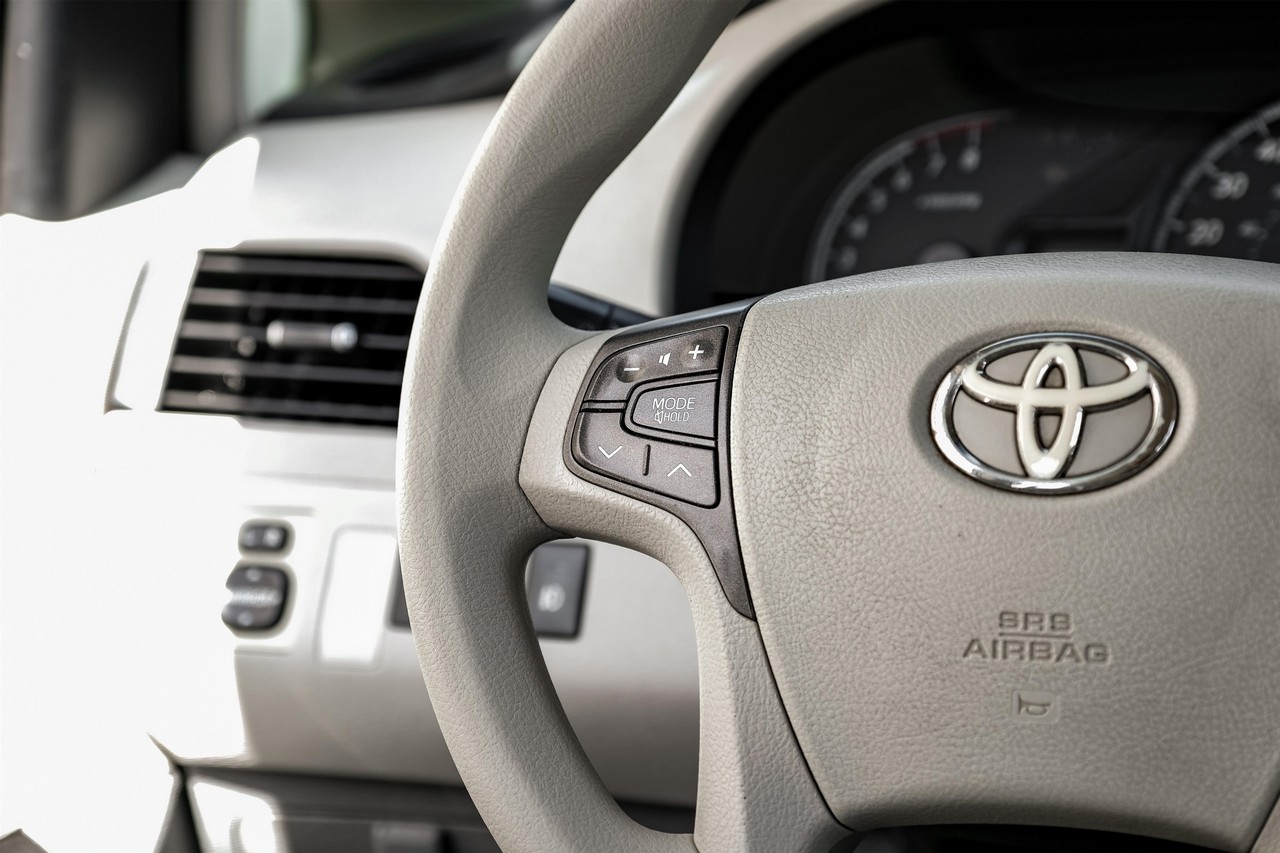 Toyota Sienna Vehicle Main Gallery Image 17