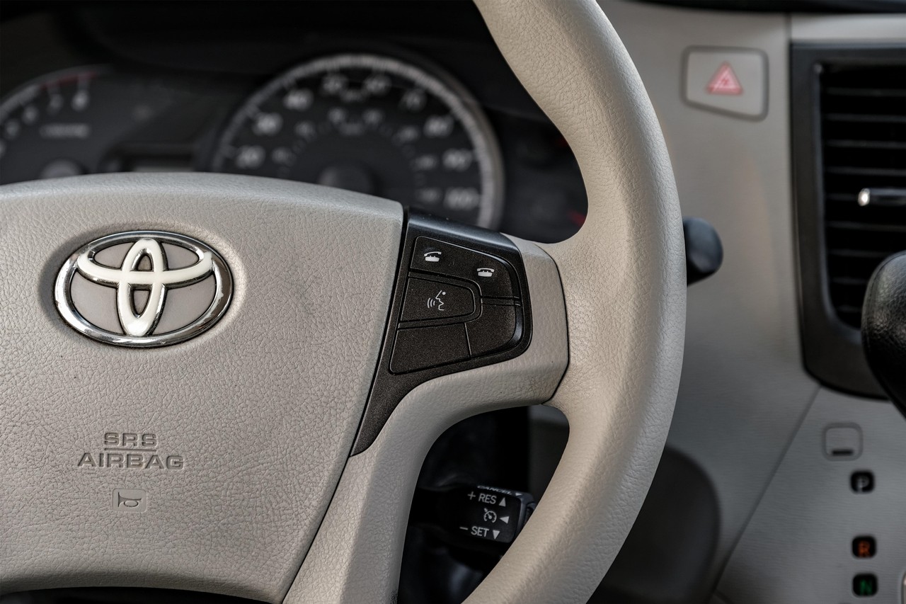 Toyota Sienna Vehicle Main Gallery Image 18
