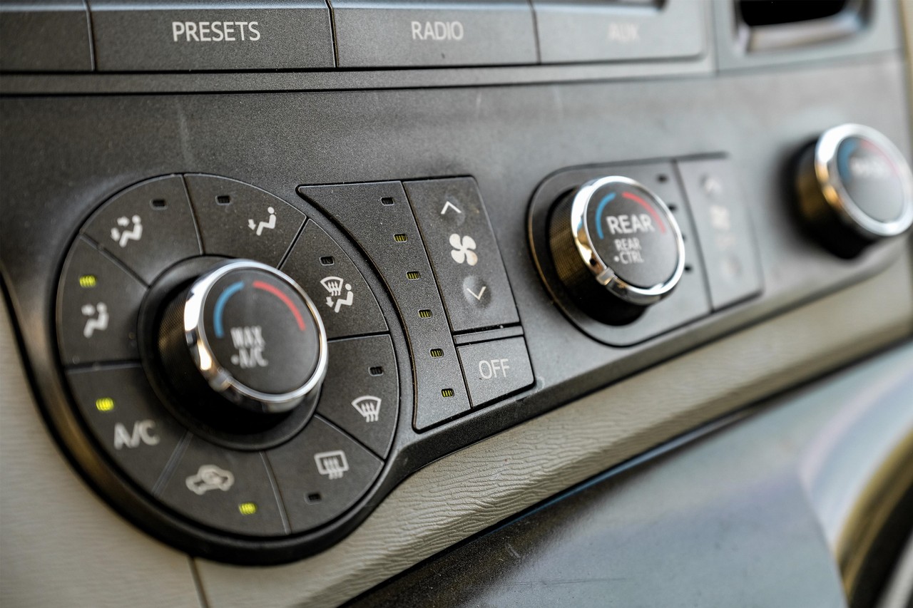 Toyota Sienna Vehicle Main Gallery Image 25