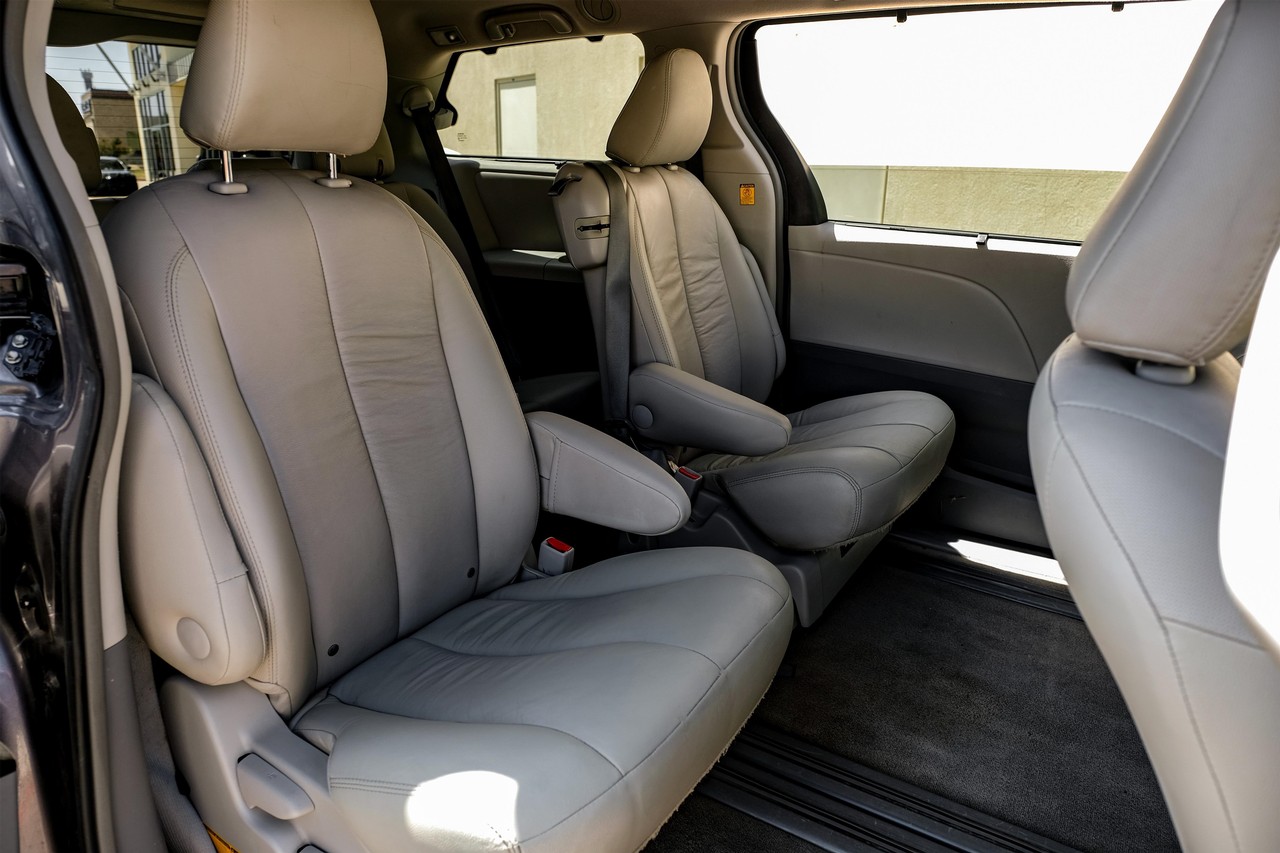 Toyota Sienna Vehicle Main Gallery Image 30