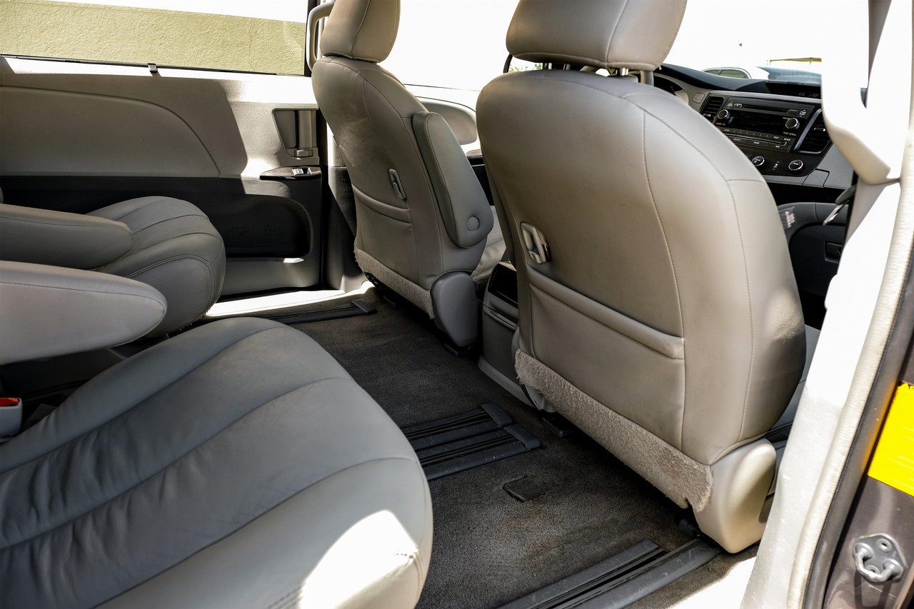 Toyota Sienna Vehicle Main Gallery Image 31