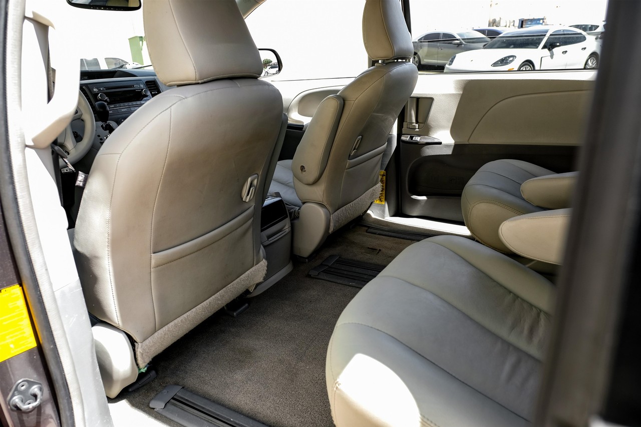 Toyota Sienna Vehicle Main Gallery Image 32