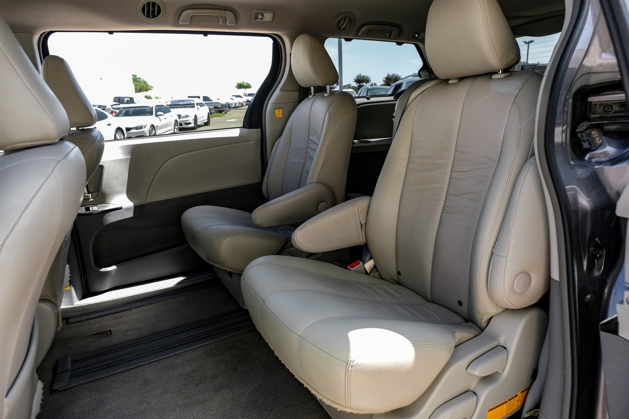 Toyota Sienna Vehicle Main Gallery Image 33