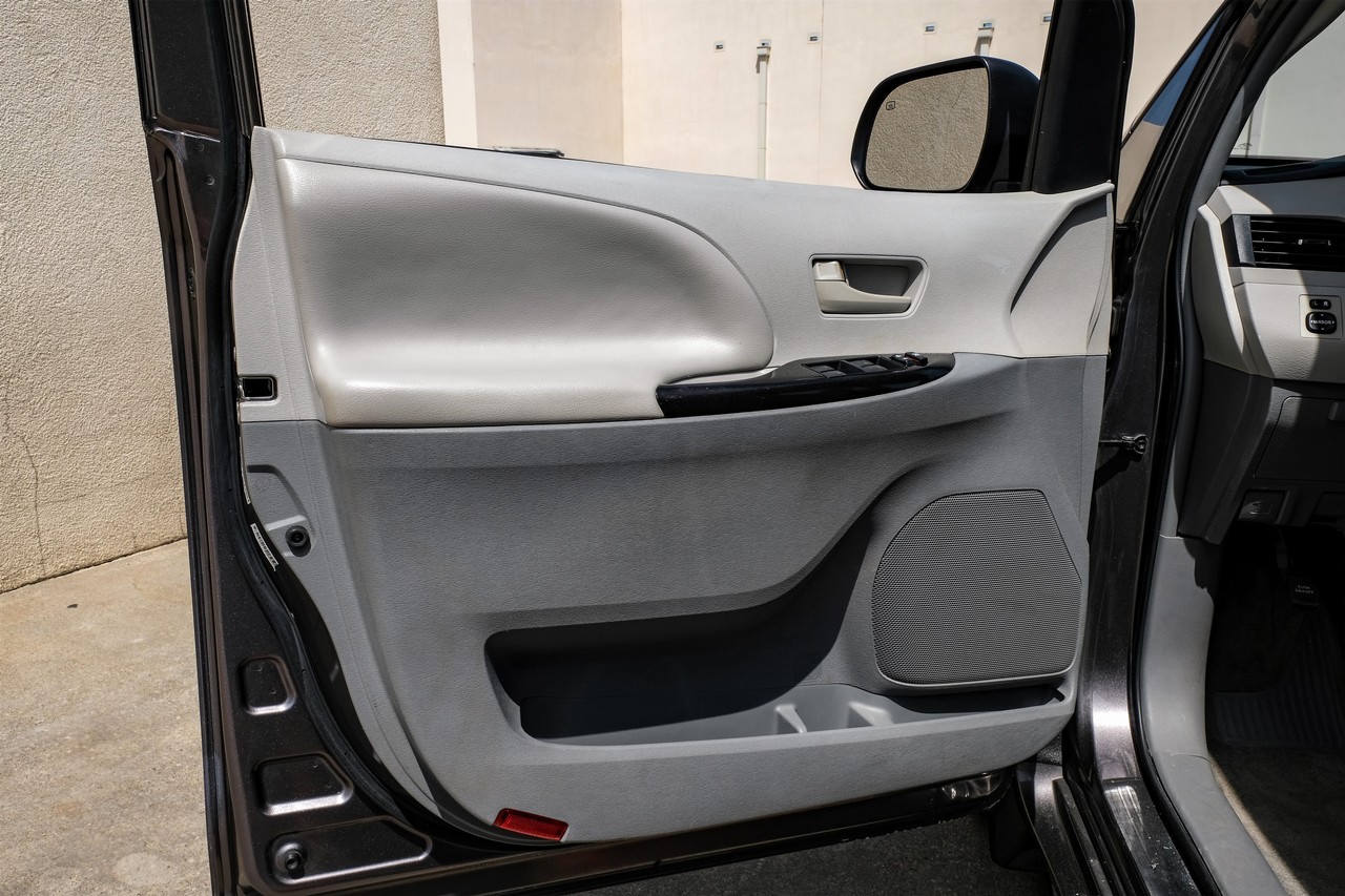 Toyota Sienna Vehicle Main Gallery Image 36