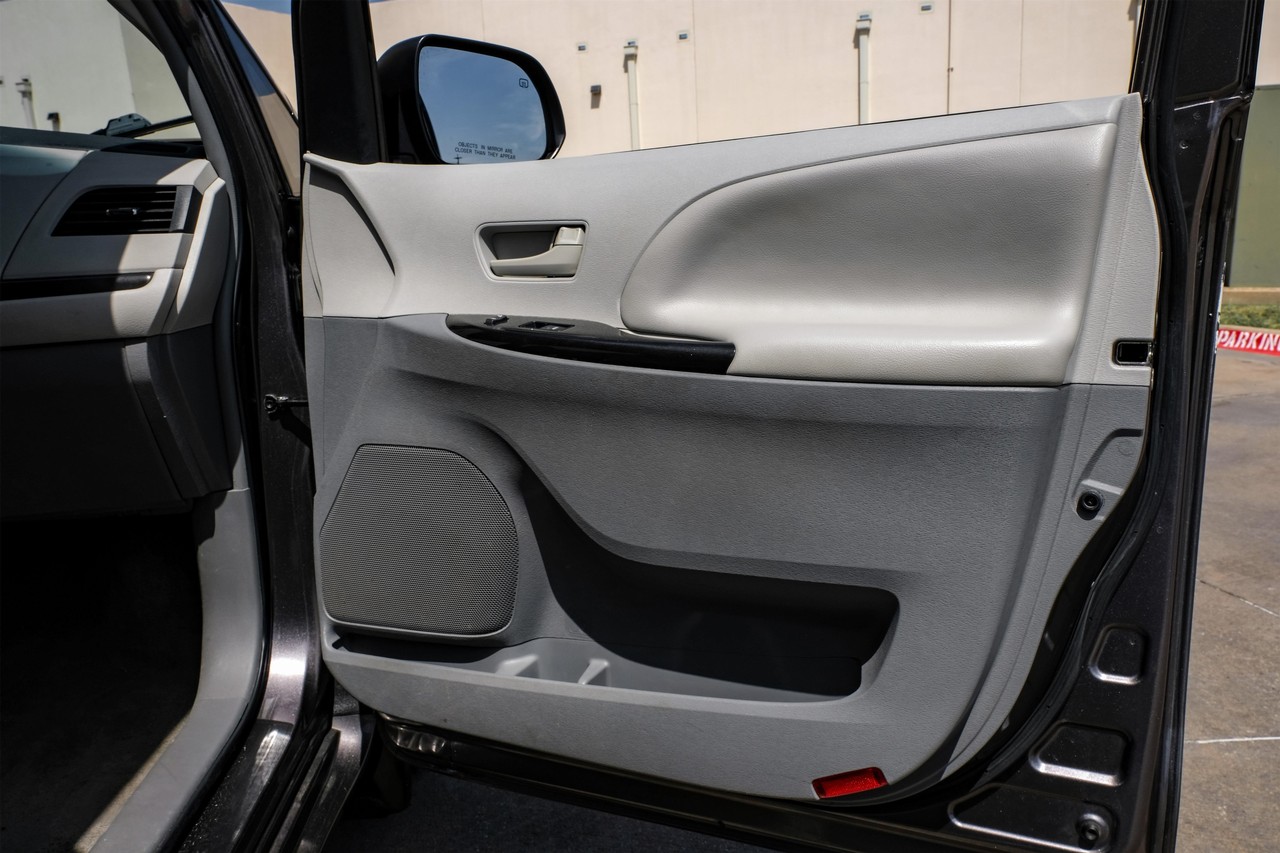 Toyota Sienna Vehicle Main Gallery Image 38