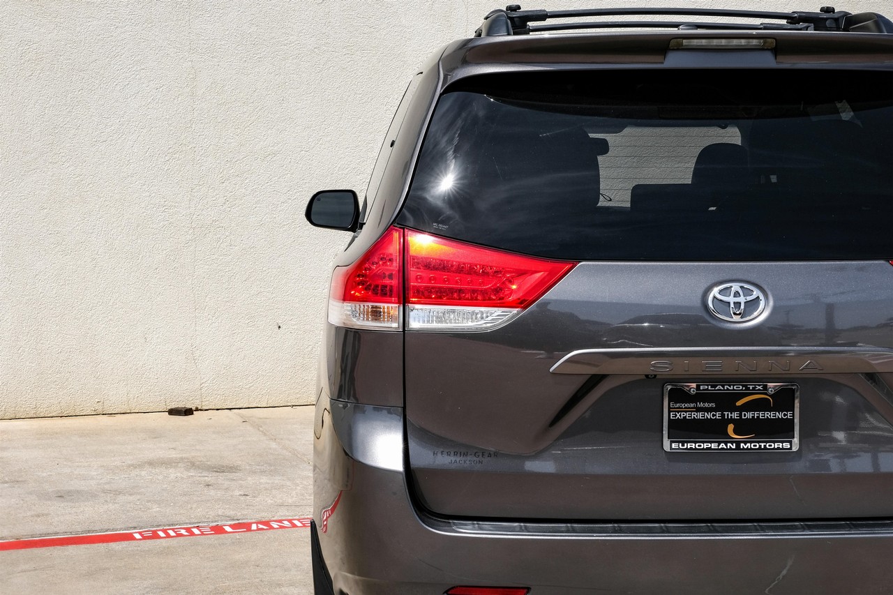 Toyota Sienna Vehicle Main Gallery Image 40