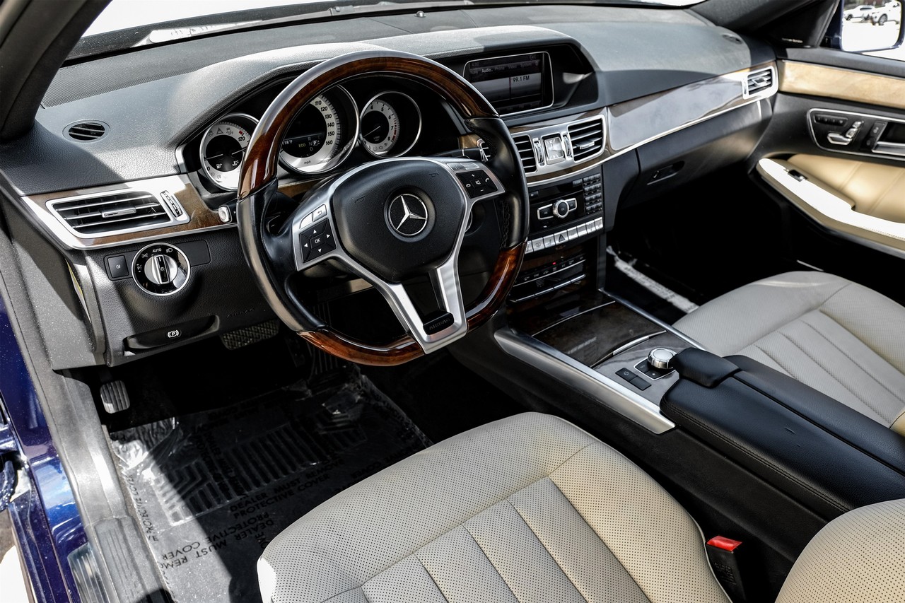 Mercedes-Benz E-Class Vehicle Main Gallery Image 03