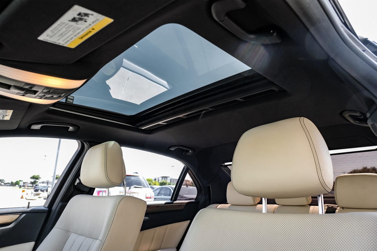 Mercedes-Benz E-Class Vehicle Main Gallery Image 05