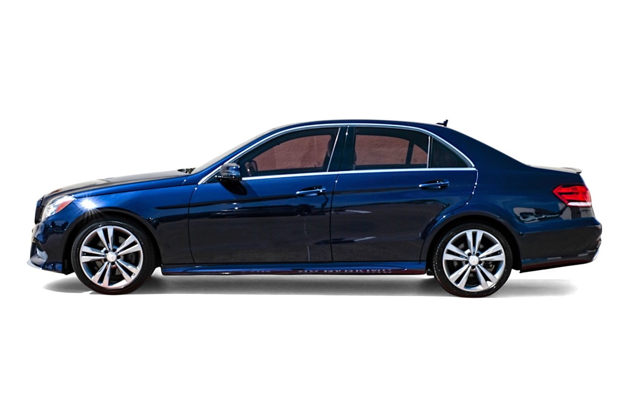 Mercedes-Benz E-Class Vehicle Main Gallery Image 11