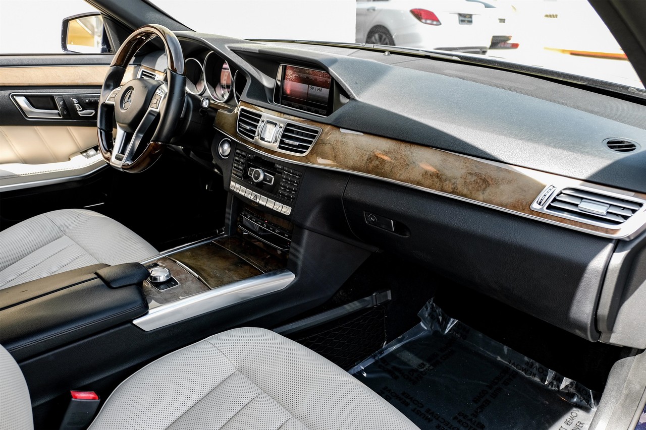 Mercedes-Benz E-Class Vehicle Main Gallery Image 12
