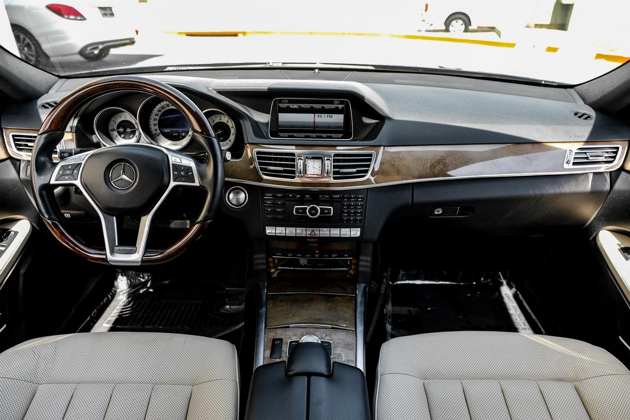 Mercedes-Benz E-Class Vehicle Main Gallery Image 14