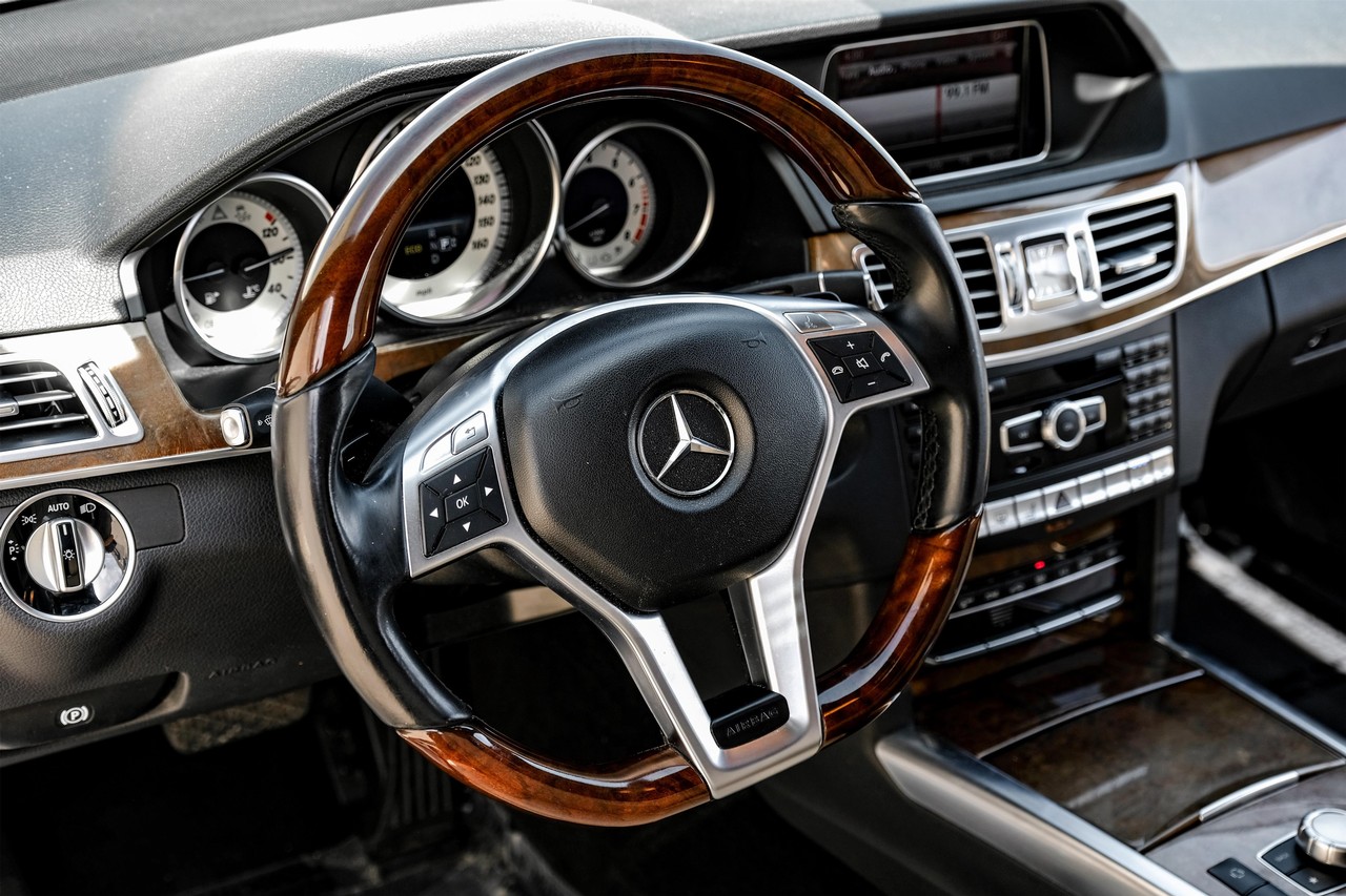 Mercedes-Benz E-Class Vehicle Main Gallery Image 15