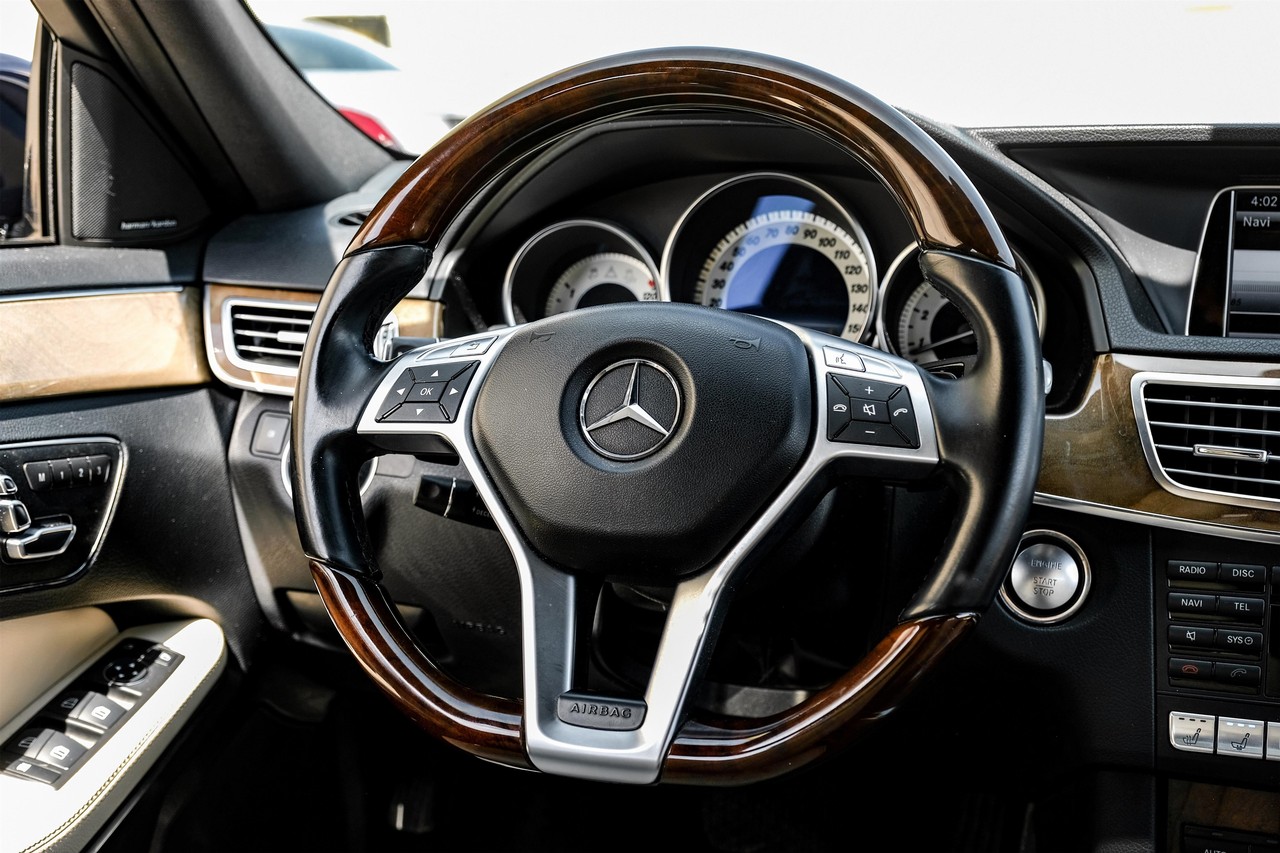 Mercedes-Benz E-Class Vehicle Main Gallery Image 16