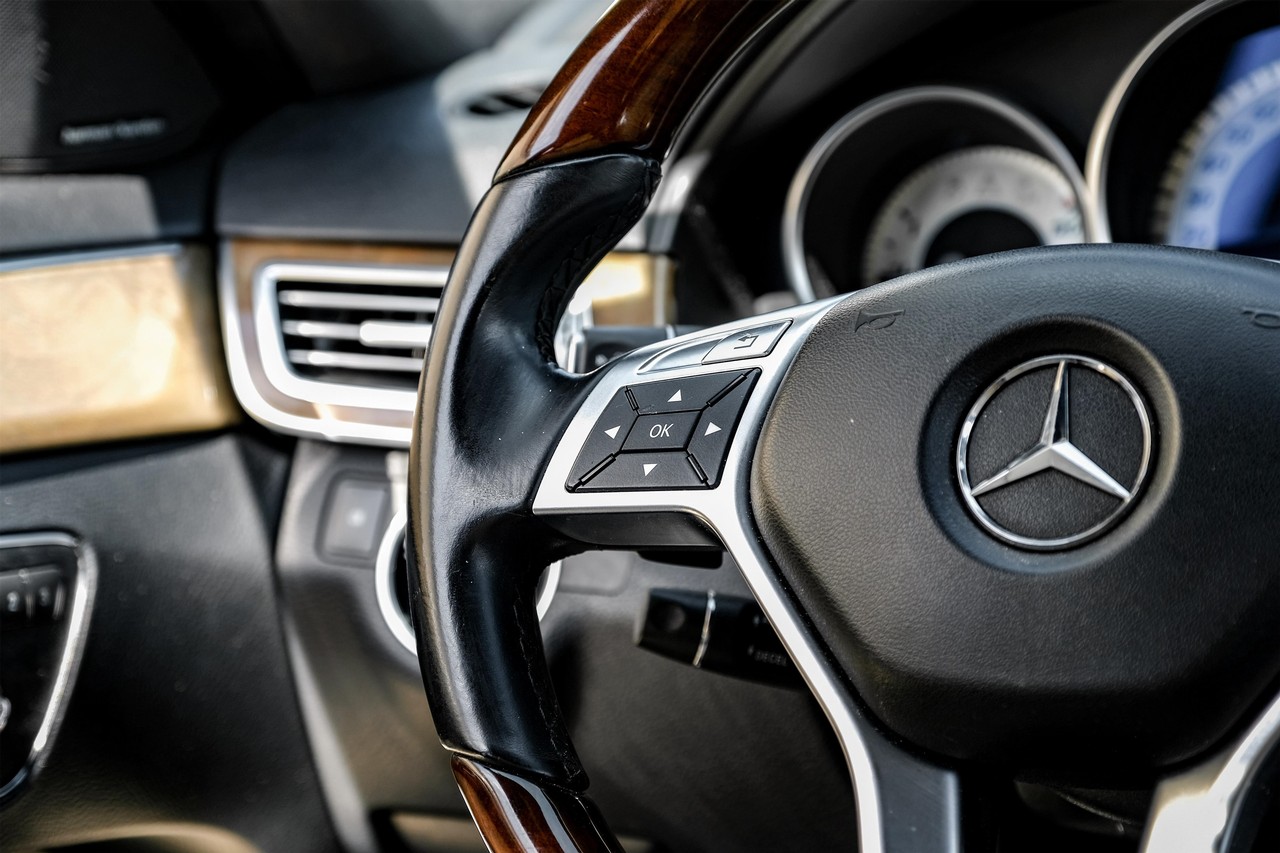 Mercedes-Benz E-Class Vehicle Main Gallery Image 17
