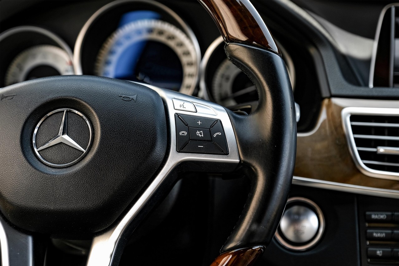 Mercedes-Benz E-Class Vehicle Main Gallery Image 18