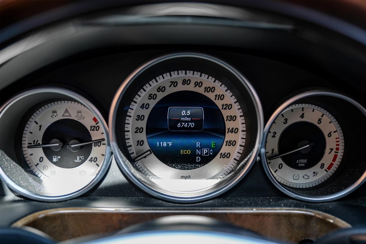 Mercedes-Benz E-Class Vehicle Main Gallery Image 19