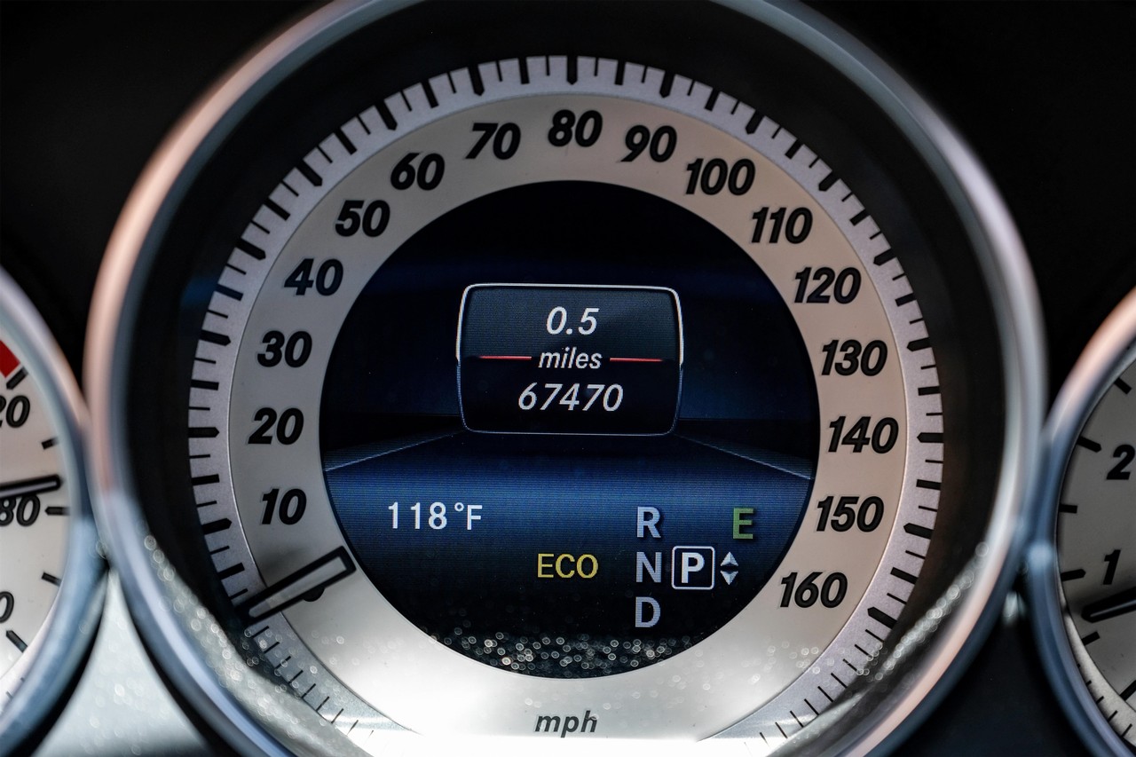 Mercedes-Benz E-Class Vehicle Main Gallery Image 20