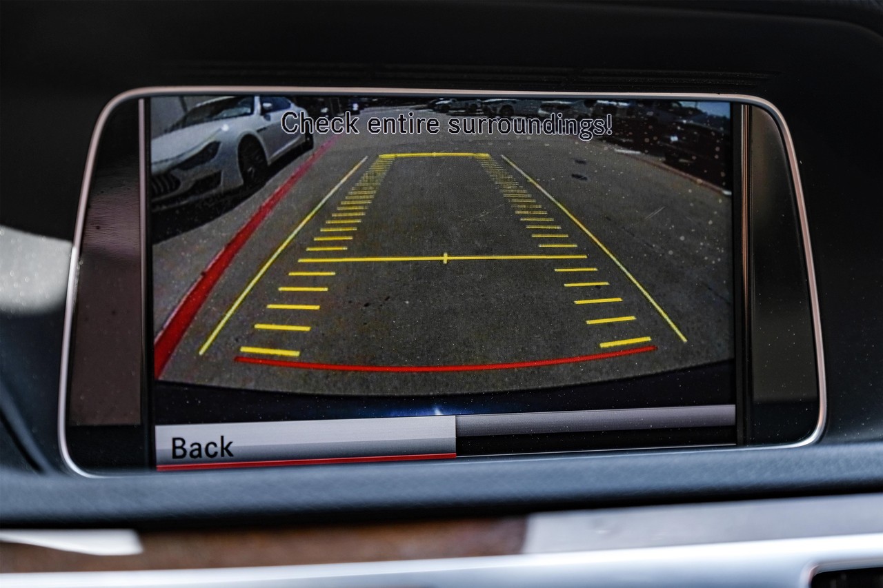 Mercedes-Benz E-Class Vehicle Main Gallery Image 22