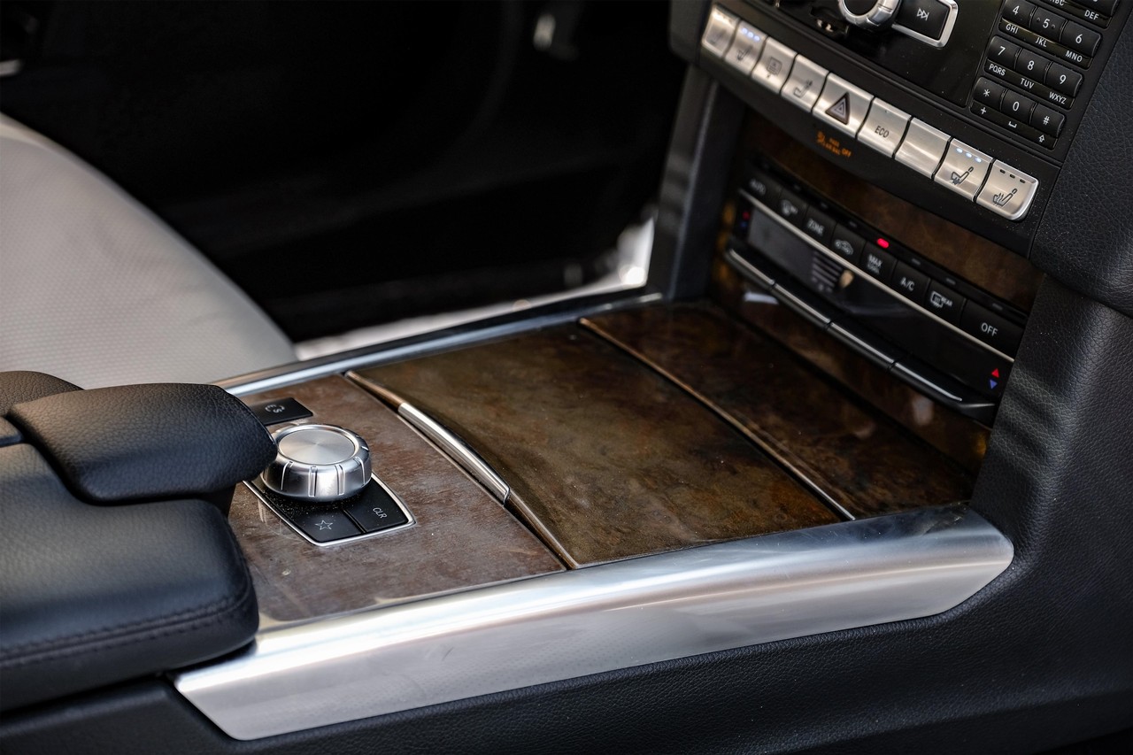 Mercedes-Benz E-Class Vehicle Main Gallery Image 23