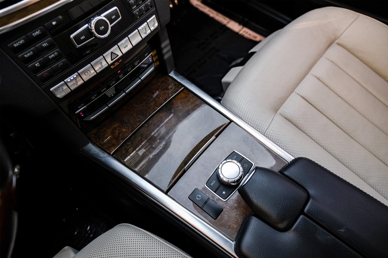 Mercedes-Benz E-Class Vehicle Main Gallery Image 24
