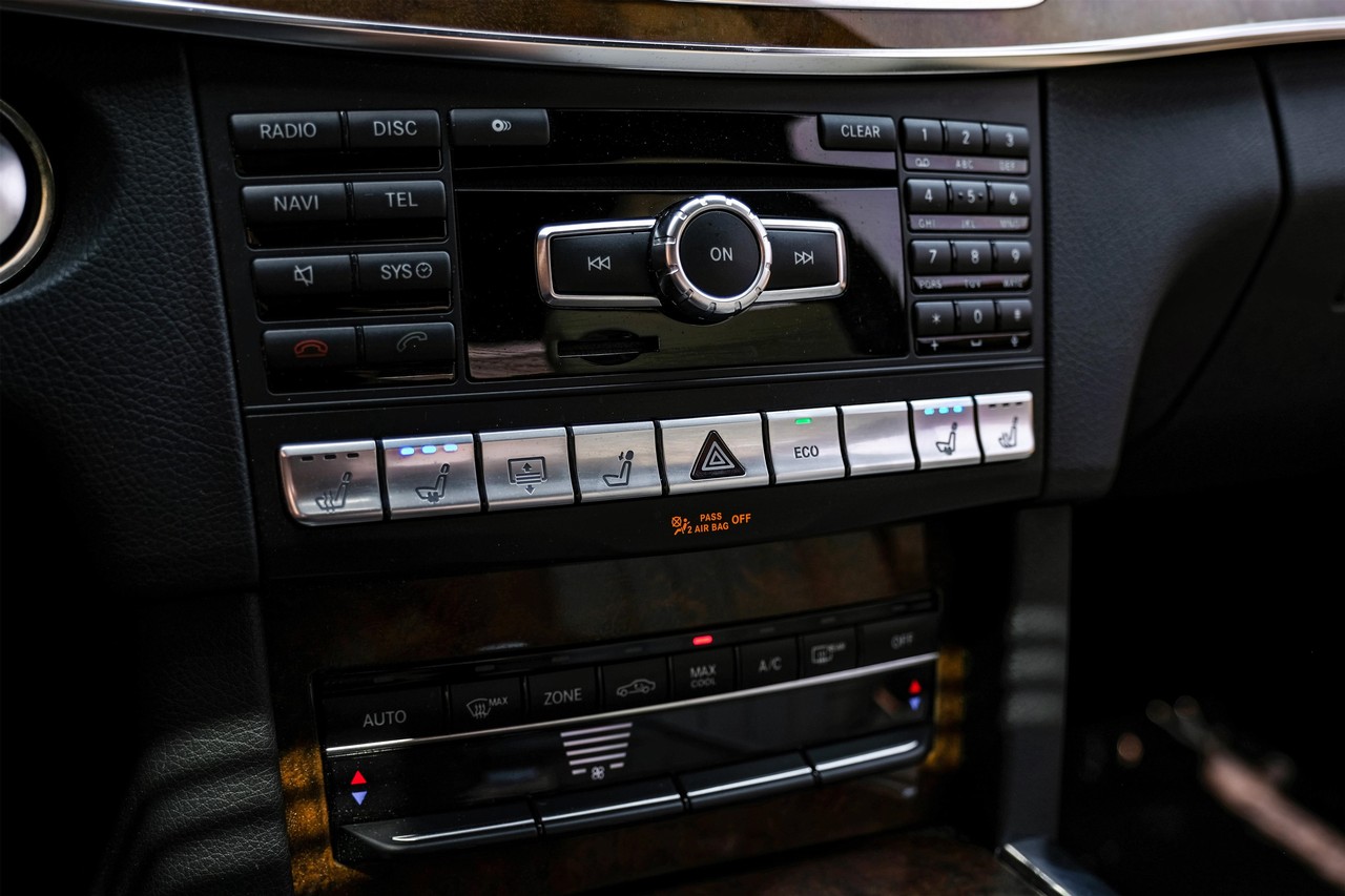 Mercedes-Benz E-Class Vehicle Main Gallery Image 25