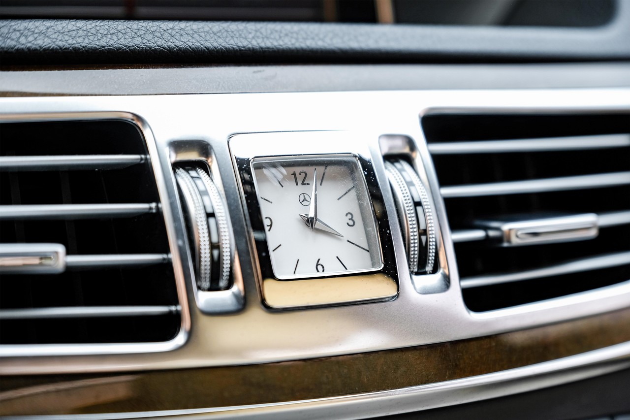 Mercedes-Benz E-Class Vehicle Main Gallery Image 26