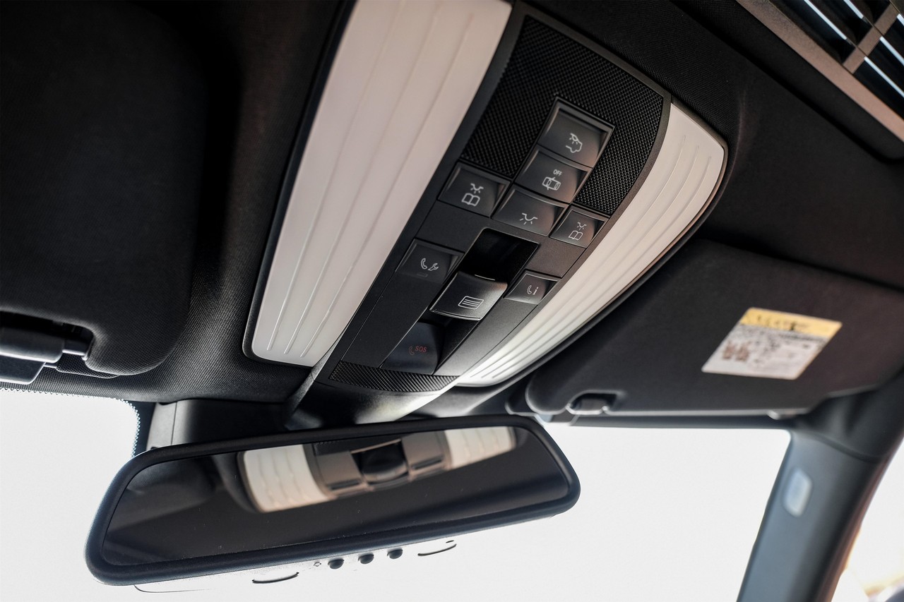 Mercedes-Benz E-Class Vehicle Main Gallery Image 27