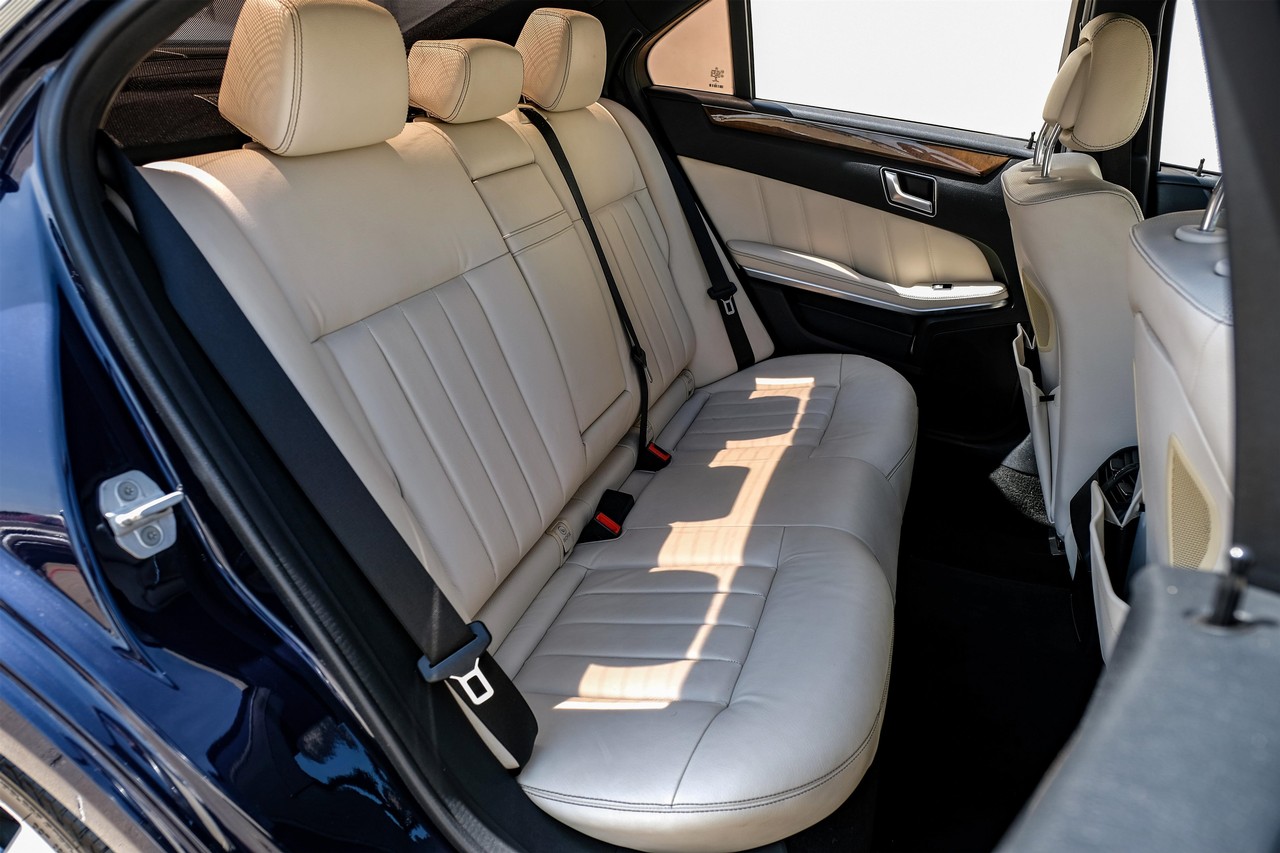 Mercedes-Benz E-Class Vehicle Main Gallery Image 31