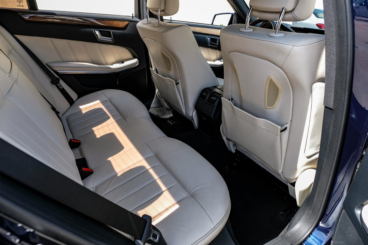 Mercedes-Benz E-Class Vehicle Main Gallery Image 32