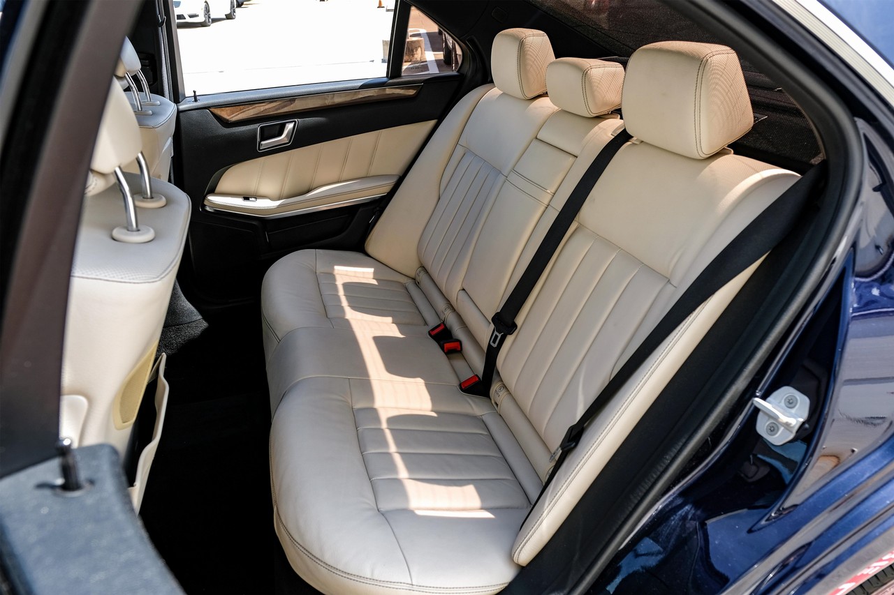 Mercedes-Benz E-Class Vehicle Main Gallery Image 34