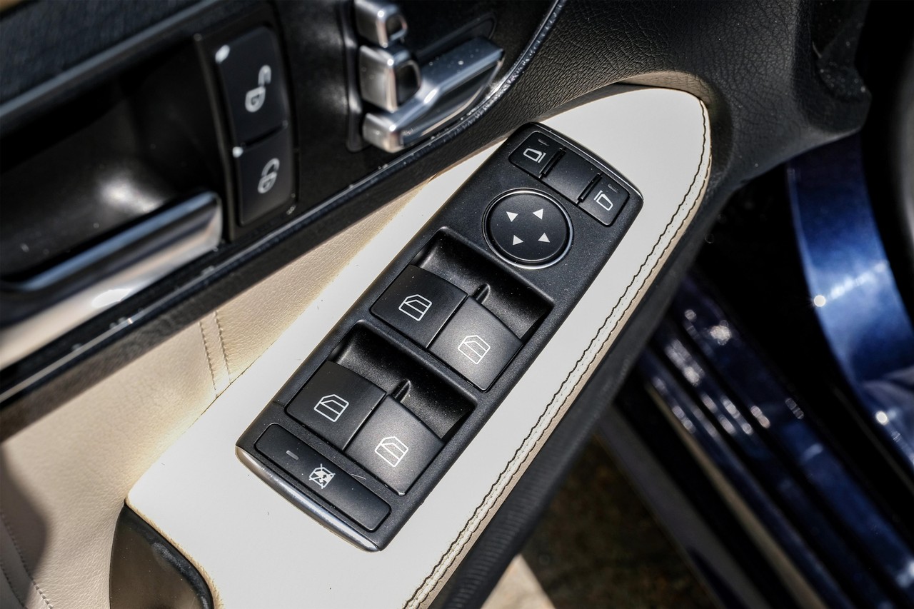 Mercedes-Benz E-Class Vehicle Main Gallery Image 36