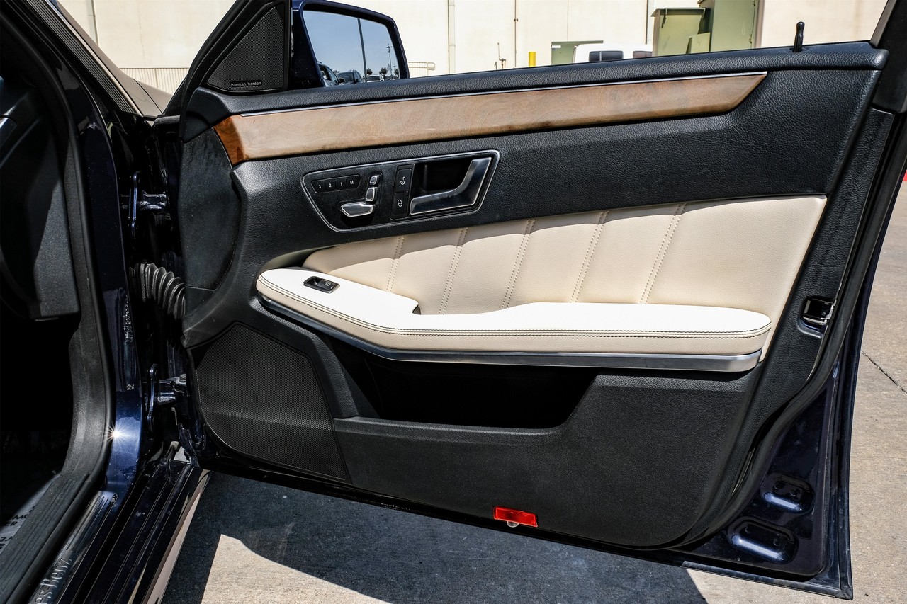 Mercedes-Benz E-Class Vehicle Main Gallery Image 37