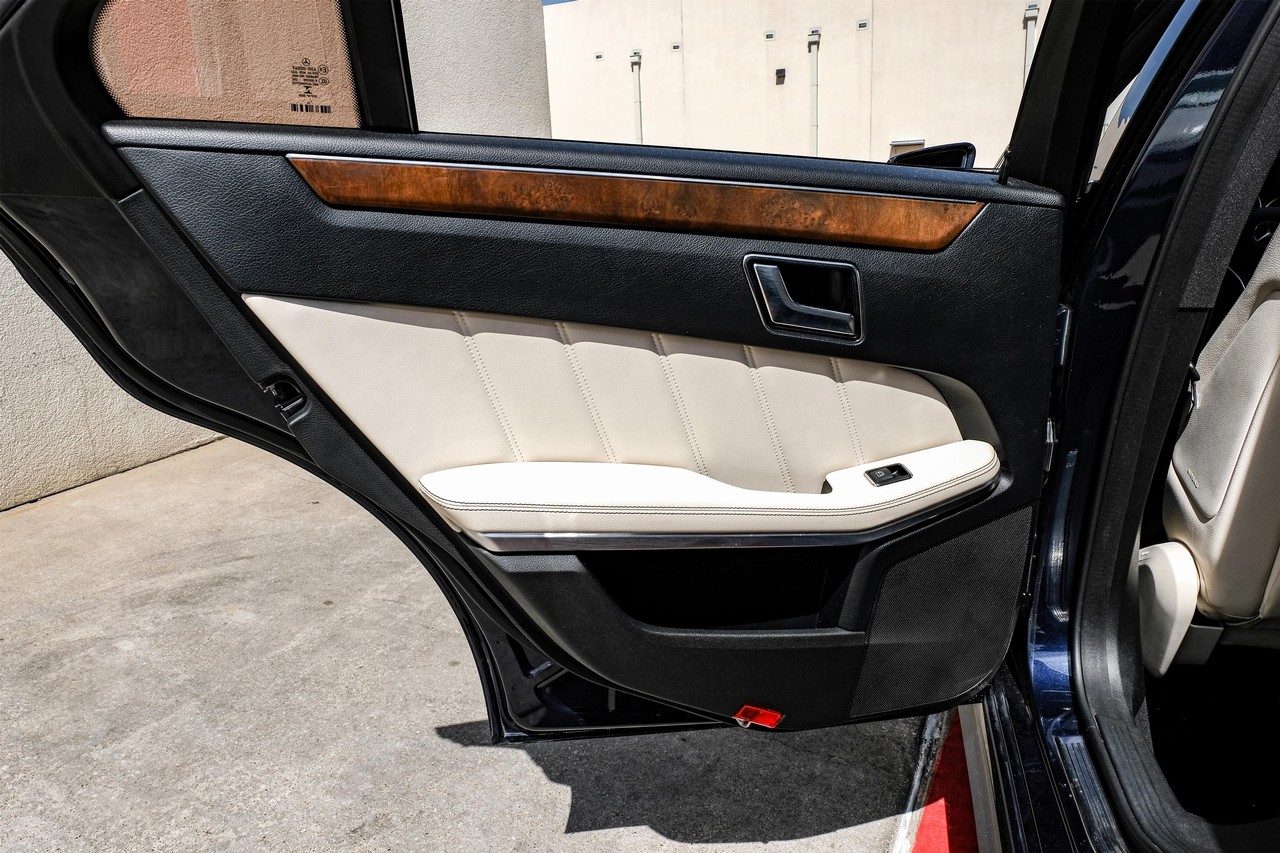 Mercedes-Benz E-Class Vehicle Main Gallery Image 38