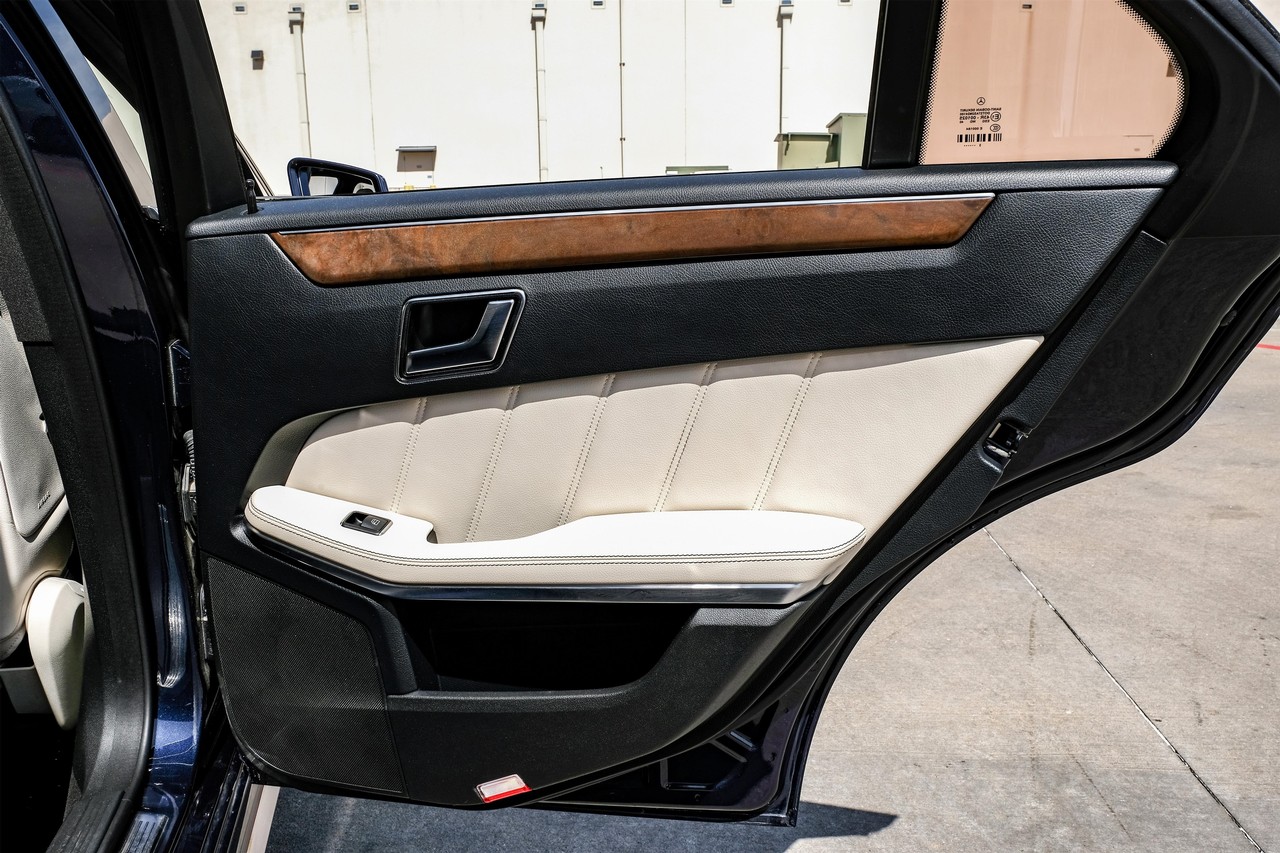 Mercedes-Benz E-Class Vehicle Main Gallery Image 39